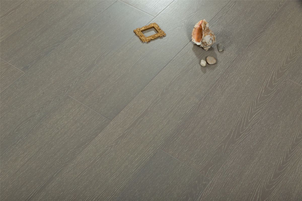 扶欄聽(tīng)琴